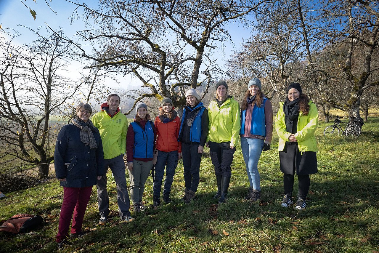 Das Team des Projektes "Aktionsbündnis Streuobst" auf einer Streuobstwiese